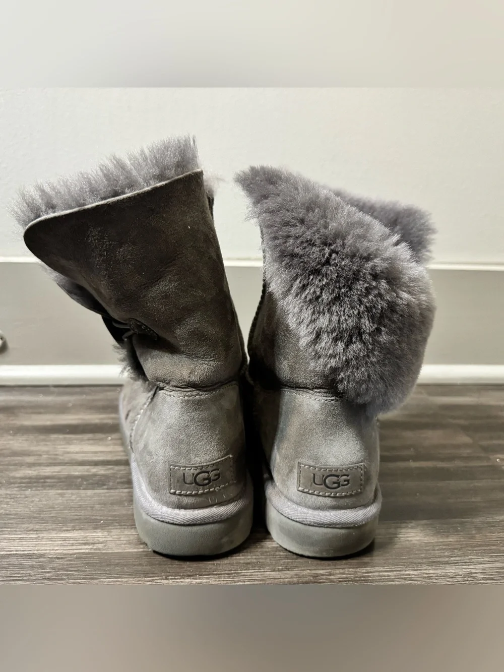 UGG Bailey Button II Boots Grey Sheepskin Sz 9 Cozy Winter